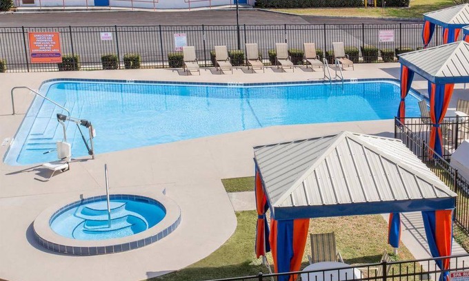 Fellowship Hotel | Howard Johnson by Wyndham Ocala FL