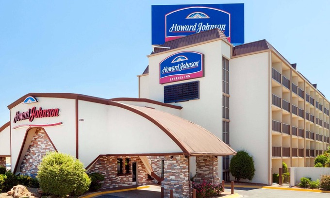 Arlington Hotel | Howard Johnson by Wyndham Arlington Ballpark / Six Flags