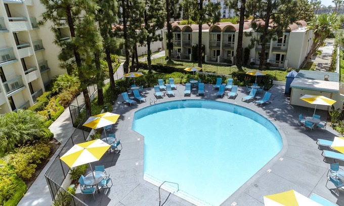 Anaheim Resort Hotel | Howard Johnson by Wyndham Anaheim Hotel & Water Playground