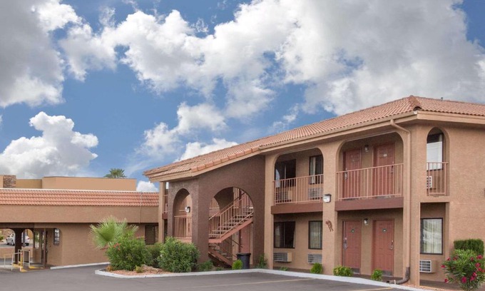 St. George Hotel | Howard Johnson by Wyndham St. George Hotel & Suites
