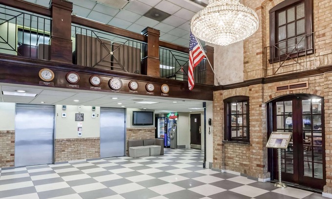 Newark Hotel | Howard Johnson Hotel by Wyndham Newark Airport