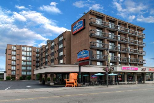 Niagara Falls Hotel | Howard Johnson Plaza by Wyndham by the Falls Niagara Falls