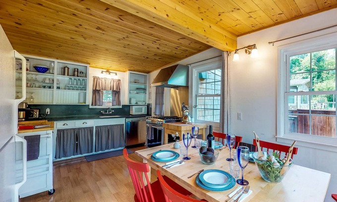 Duncans Mills Casa | Esta casa es tranquila en el río y recientemente remodelada.