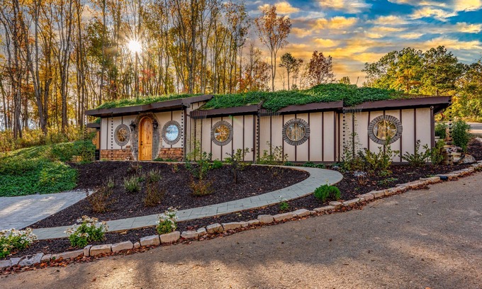 Kodak Cabaña | Howards Hollow! Earth Home at The Forgotten Forest!