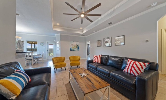 Flour Bluff Casa | Howdy Holiday: Date Palm Paradise