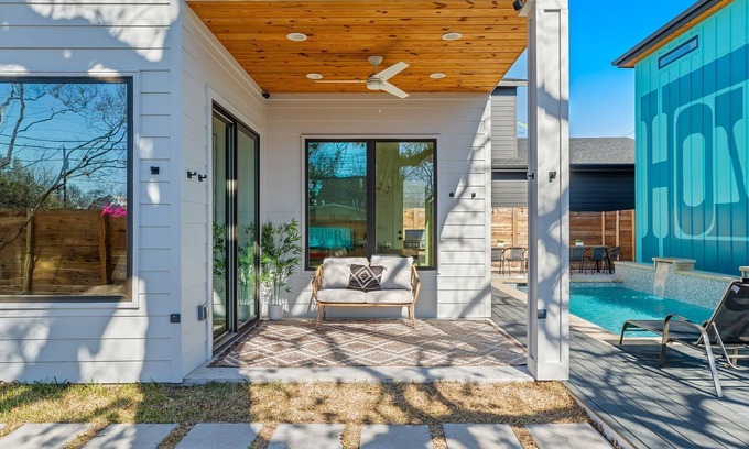 Rosewood Casa | Howdy House | Heated Pool | Walk Downtown | Grill