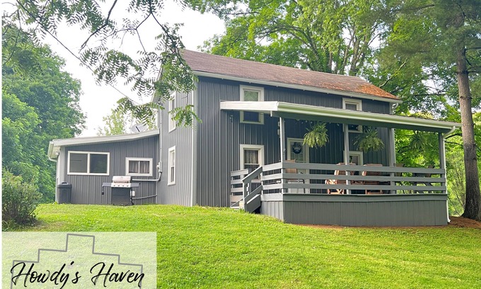 Logan Otro | Howdy's Haven-Peaceful getaway in the Hocking Hills. 23 shared acres with host.