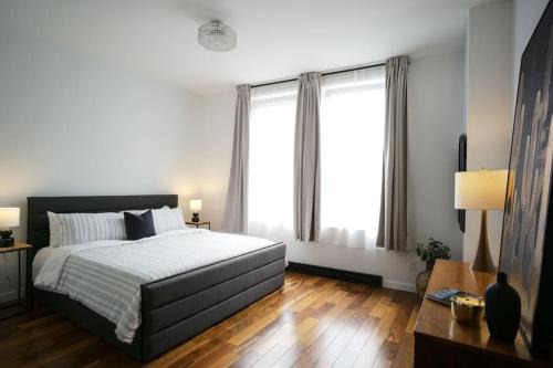 Plateau Mont Royal Apartamento | HRésidences Modern Condo on MAIN St Laurent Blvd