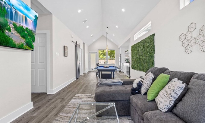 Northside Casa | HTX Cityscape I Sleeps 24 Fully Stocked Parking 8