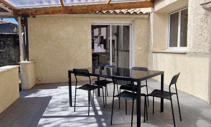 Magalas Apartamento | Hub for sightseeing, cultural activities and beach, courtyard, private and quiet