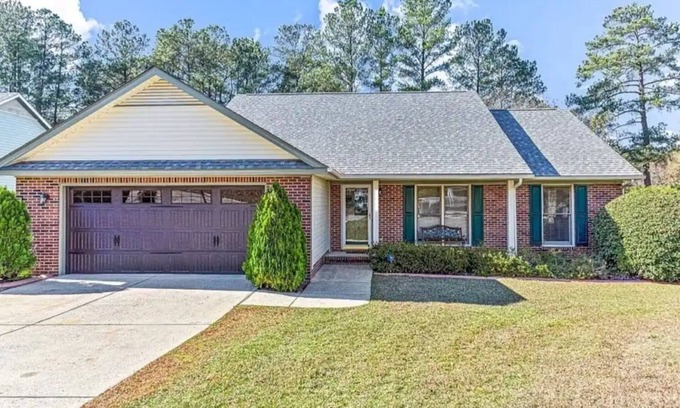 Fayetteville Casa | Hub of The Town - Home Away Vibes-king size Comfort