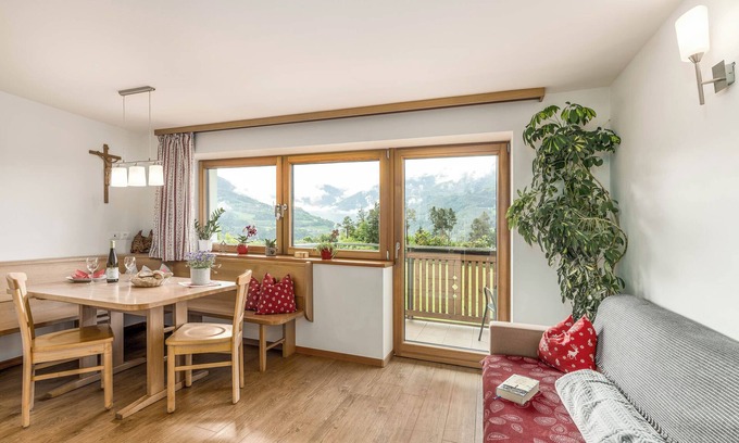 Feldthurns Apartamento | Huberhof Apartamento 'Golden Delicious' con vistas a la montaña, jardín y Wi-Fi