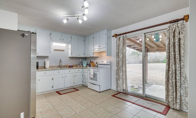 Hubert Casa | Hubert Home Rental w/ Patio, Near Hammocks Beach!