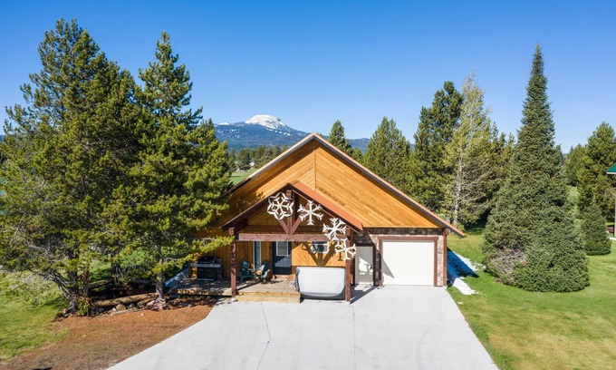 Island Park Casa | Huckleberry Hollow