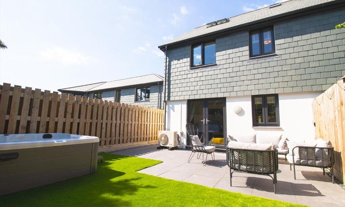Newquay Casa | Huckleberry - Premium, Hot Tub, x2 Parking, Farm Shop Next door, Private Cornish Lane