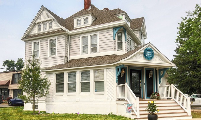 Toms River Cama Y Desayuno | Huddy House Bed & Breakfast offers a charming escape to an era gone by