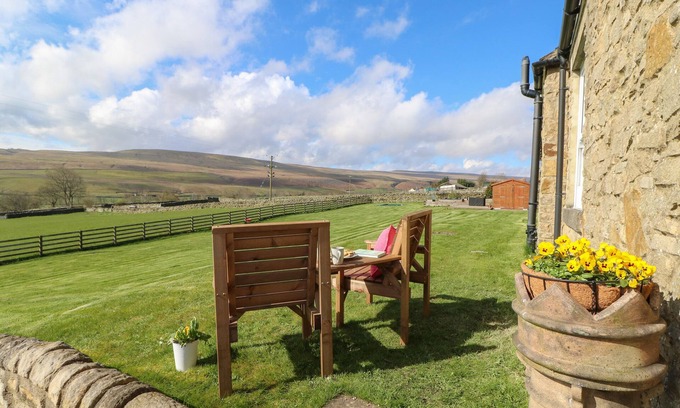 Barnard Castle Cabaña | HUDEWAY VIEW, pet friendly, with open fire in Middleton-In-Teesdale