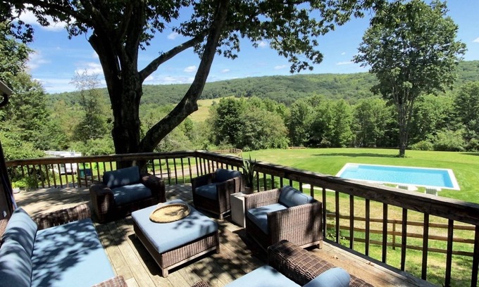 Craryville Casa | Hudson Hilltop Retreat