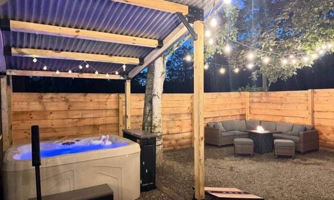Hudson Casa | Hudson Hot Tub & Pet Escape