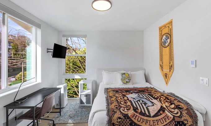 East Queen Anne Apartamento | Hufflepuff, Scamander's Fantastic Sweet Suite