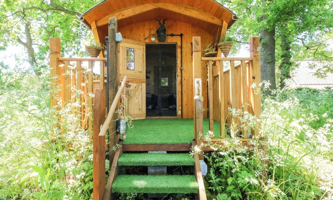 East Dereham Cabaña | HUGATREE, romantic, character holiday cottage in Litcham