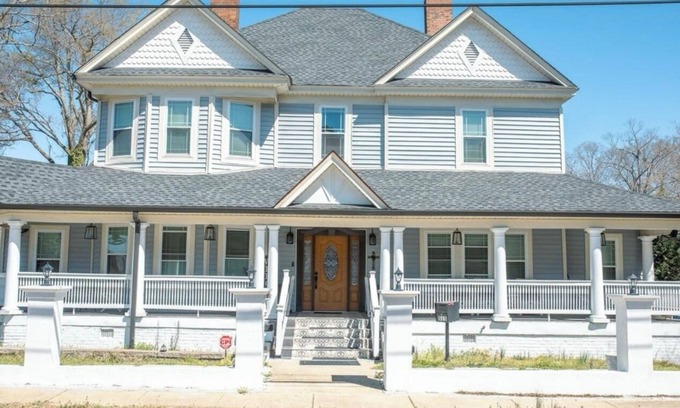 Woodruff Casa | Huge 14 guest Victorian home in fabulous Spartanburg SC with luxury fixtures.