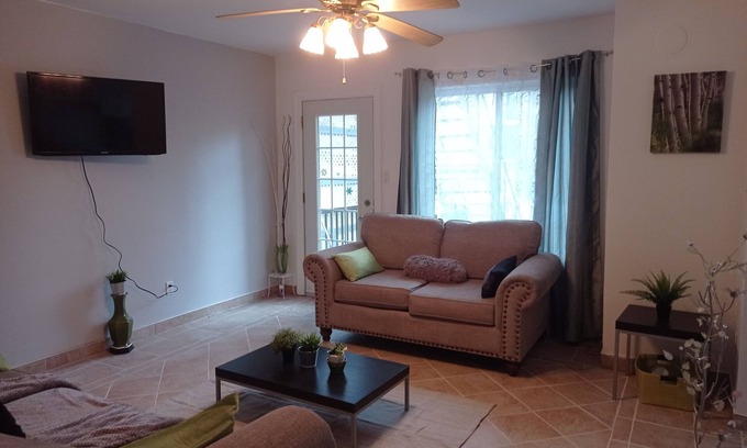 Cote-Saint-Paul Apartamento | Huge 2-level house- NEGOTIABLE- 5-Comfortable-10 minutes from Jolicoeur metro station