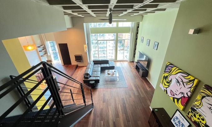 Church and Wellesley Apartamento | Huge 2 Storey Loft W designer furniture and art