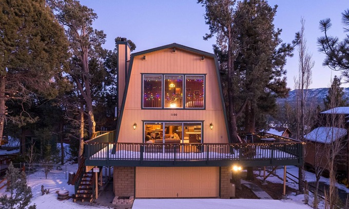 Whispering Forest Cabina | HUGE 3-story modified A-frame w/deck, forest views, hot tub, 10 mins from slopes