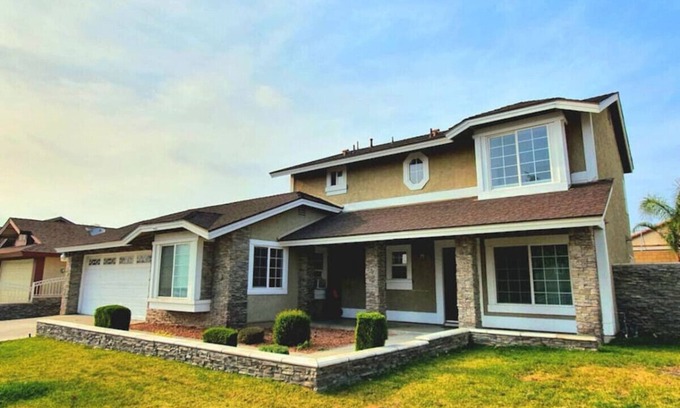 Fontana Casa | Huge 4BR/3BA Pet Friendly Home in Fontana