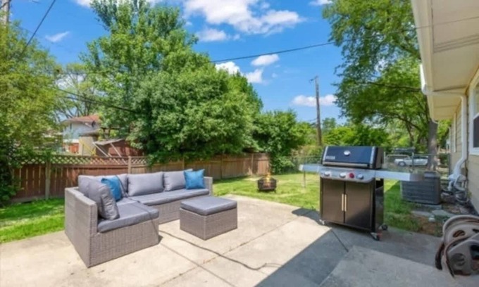 Des Plaines Casa | Huge 4BR w/ Yard | Sleeps 8 | LCP Collection