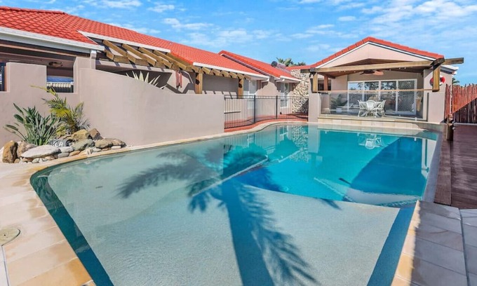Burleigh Waters Casa | Huge 4BR Waterfront Home with Pool Burleigh Waters