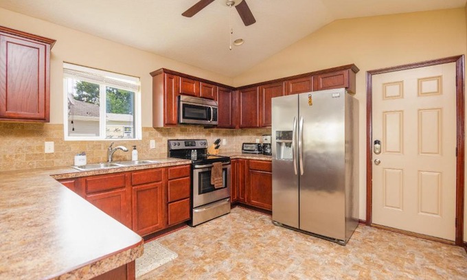 Des Moines Casa | Huge 5 Bedroom Home with Deck & Garage
