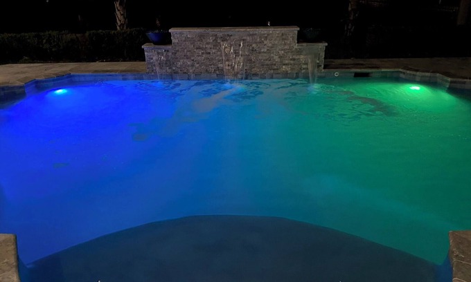 Sunshine Casa | Huge 5 bedroom in Baton Rouge with Pool, Theatre 55m to New Orleans Super Bowl