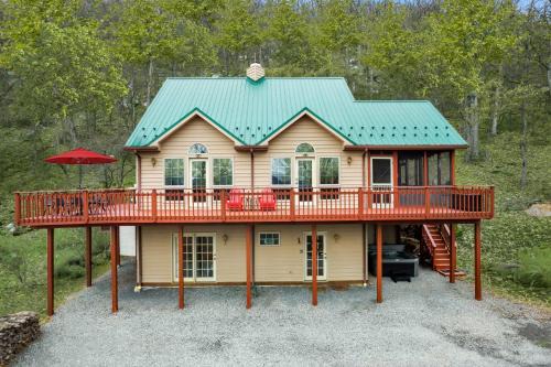 Berkeley Springs Casa | Huge 5 Bedroom Modern Cabin wHot Tub, Deck, WiFi