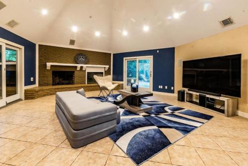 Houston Casa | Huge 6 Bedroom with Pool, Spa, 85 Inch TV, Game Room