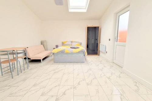 Broad Green Casa | Huge 7-bedroom House in Croydon