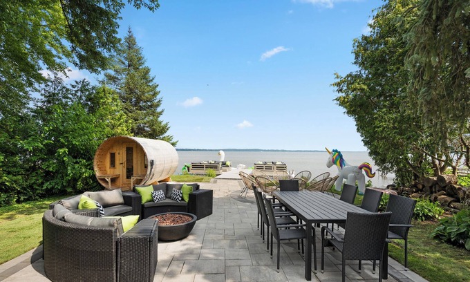 Innisfil Casa | Huge 9 bedroom home on Lake Simcoe