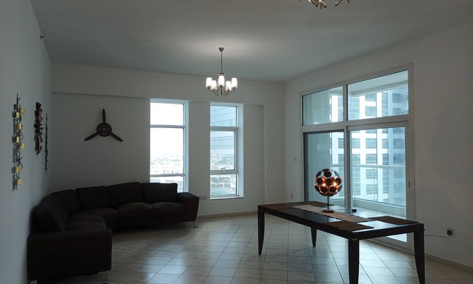 The Greens Apartamento | Huge Barsha Heights 4 Bedroom in Heart of Dubai - Balconies, pool, gym, parking!