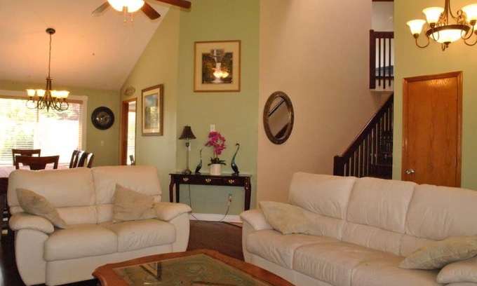 Beaverton Casa | Huge Bdrms on main-Charming vacation home for 19
