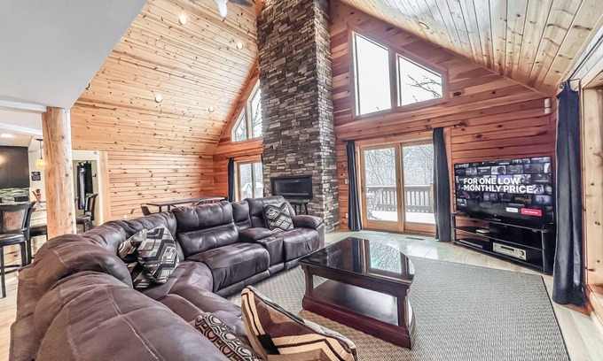 Mountainside Casa | Huge, Beautiful and Quiet Home with Amazing Amenities