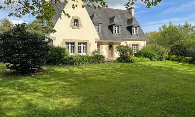 Clohars-Fouesnant Casa | Huge Breton House in the middle of the garden. A bike trail to go to beach