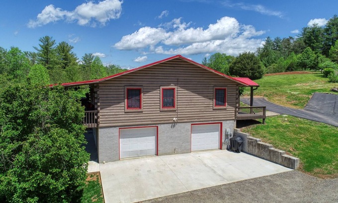 Alexander Apartamento | Huge Cabin Apartment, over 1250 SF, Mountain views! 2 car garage, All 1 level!