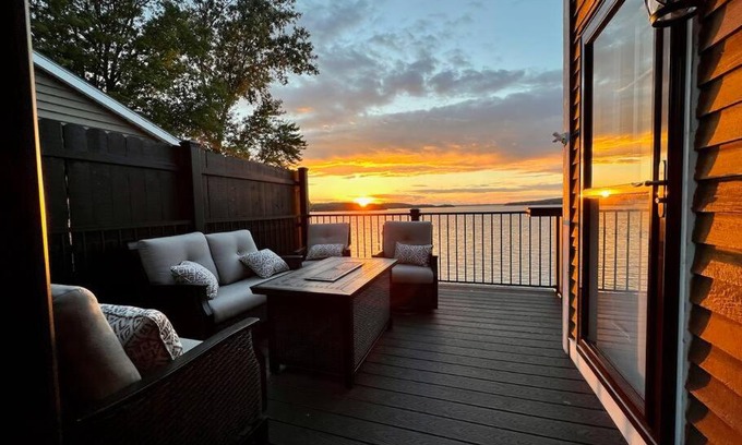 Colchester Casa | Huge camp with private beach and sunset views!