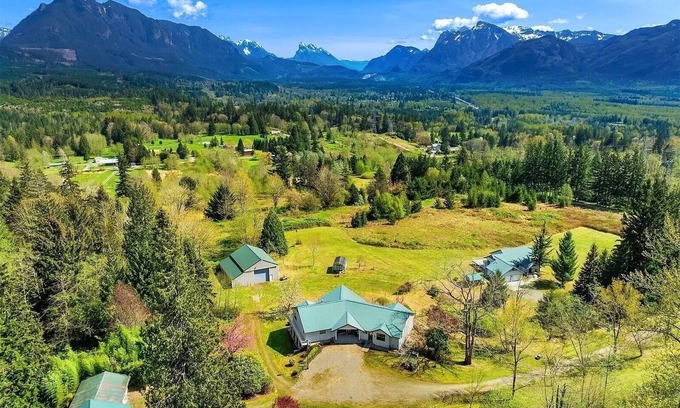 Sultan Chalet De Esquí | Huge Chalet - Epic Mountain Views! 5 Bed/3.5Bath