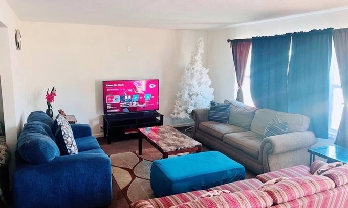 Grandview Casa | Huge comfortable and cozy house Near Longview lake