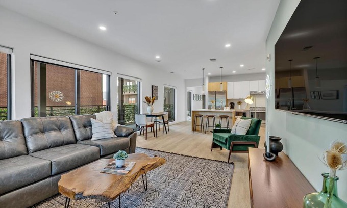 Downtown Nashville Apartamento | HUGE downtown corner unit- Pool-Gym-Walk 2 Broadway