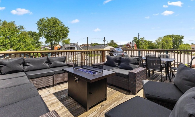 Holy Cross Casa | Huge Downtown Retreat with Free Parking