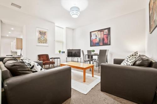 Heaton Apartamento | Huge Duplex in Great Location