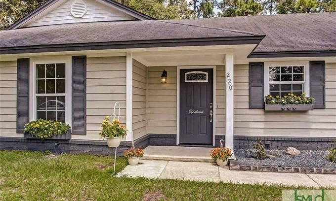 Savannah Casa | Huge, Family-Friendly Home. 10-Mins to Downtown! Giant TV's, sweet back porch!